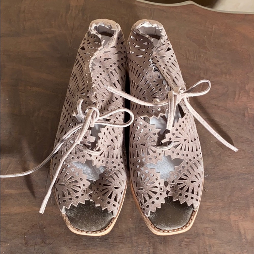 Women’s sandal shoes